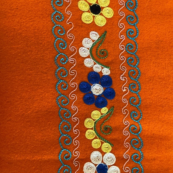 Authenic Ecuadorian wool and embroidered poncho - Picture 5 of 9